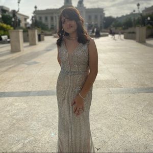 Semi elegant dress for prom or wedding